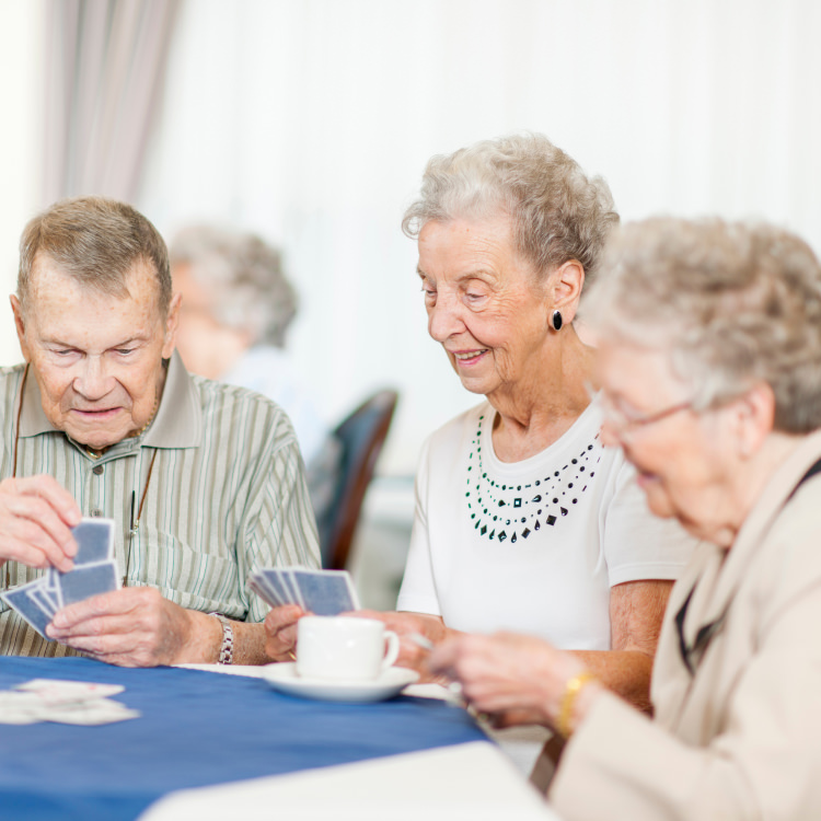 Bild von Senioren die Karten spielen